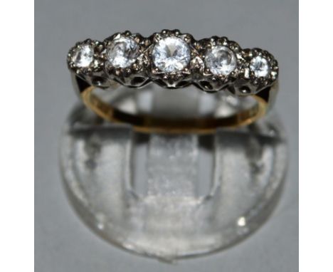 A FIVE STONE DIAMOND RING set in 18ct gold. 