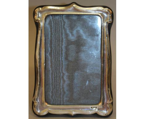 AN UPRIGHT SHAPED EASEL PHOTOGRAPH FRAME. 6.5ins high x 4.5ins wide. London 1989.