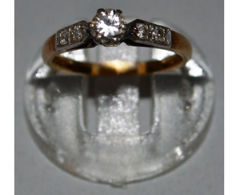 A SINGLE STONE DIAMOND RING in 18ct gold. 