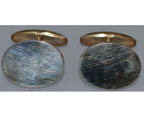 A PAIR OF STERLING SILVER CUFFLINKS. 