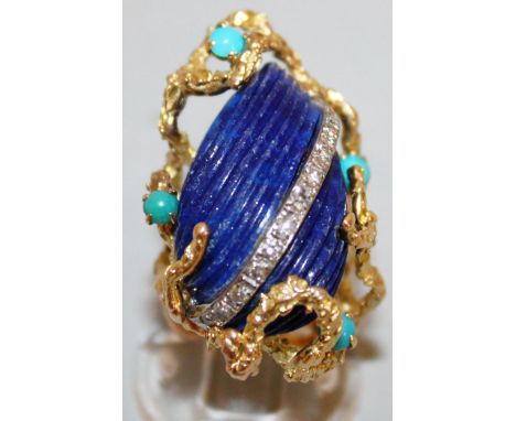 A SUPERB 18CT YELLOW GOLD LAPIZ, DIAMOND AND TURQUOISE SET FANCY RING. 