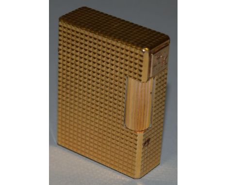 A DUPONT GILT RIBBED GAS LIGHTER. 