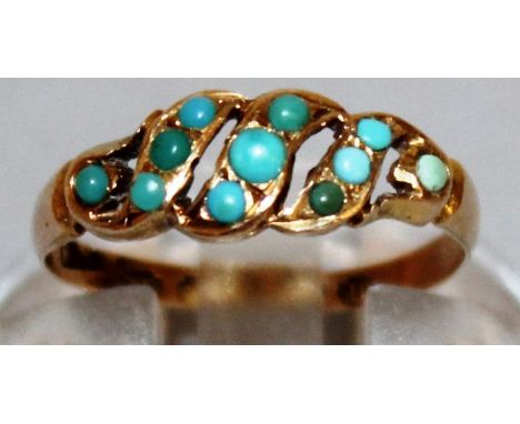 AN EDWARDIAN 14CT GOLD AND TURQUOISE RING. 