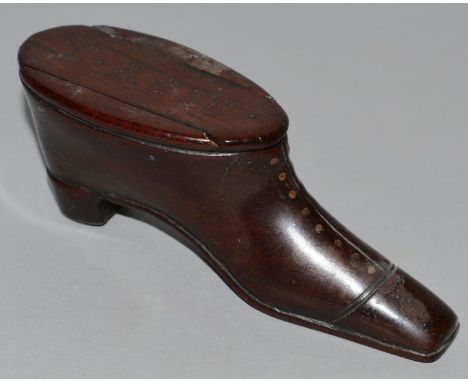 A TREEN WOODEN SHOE SNUFF BOX. 4ins long. 