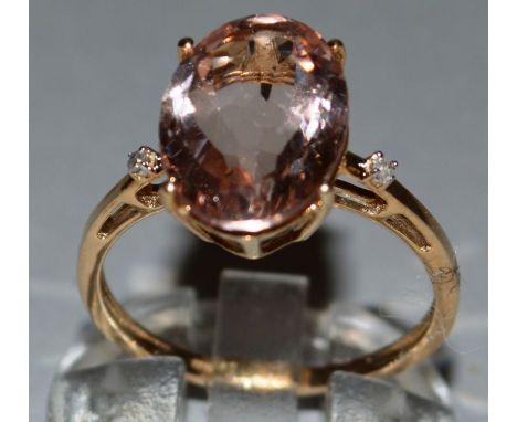 A GOOD MORGANITE OVAL DRESS RING set in 9ct yellow gold.