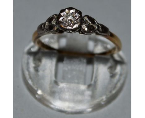 A SMALL DIAMOND AND GOLD SET RING. 