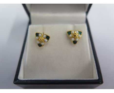 A pair of 22ct gold enamel earrings with screw backs - Width 9mm - approx weight 1.3 grams 