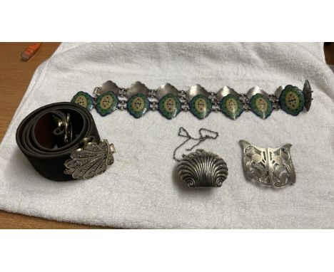  Sale Item:    BOX-KILT BELT ENAMEL BELT &amp; THISTLE BUCKLE  Vat Status:   No Vat   Buyers Premium:  This lot is subject to