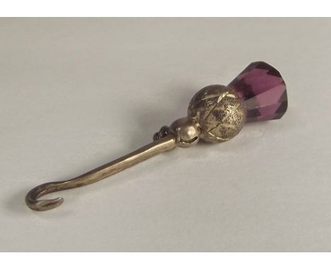 GLOVE HOOK.
A silver glove hook, with purple glass finial.
Length 4.5cm.