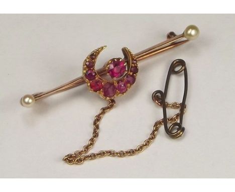 RUBY BROOCH.
A ruby & pearl crescent moon bar brooch. Length 4.5cm.