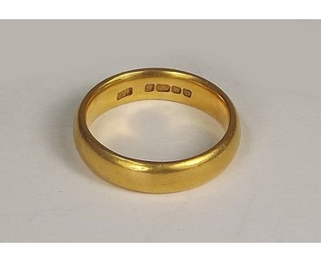 GOLD RING.
A 22ct. gold wedding band. Approx. 7.9g. Size O. 