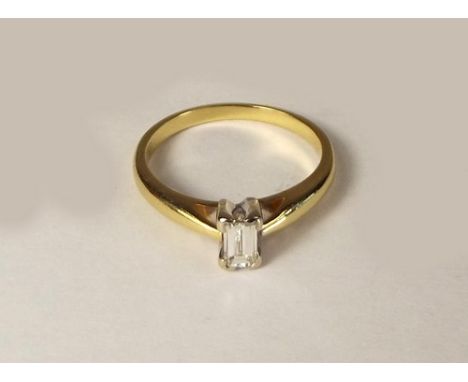 DIAMOND RING. 
An 18ct. gold ring, set a 0.25ct. baguette diamond.
Size H/I.