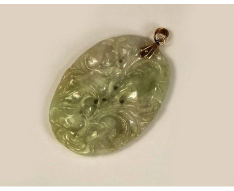 JADE PENDANT.
A 14ct. gold mounted jade pendant, carved with a water bird beneath foliage.
5 x 3.5cm.