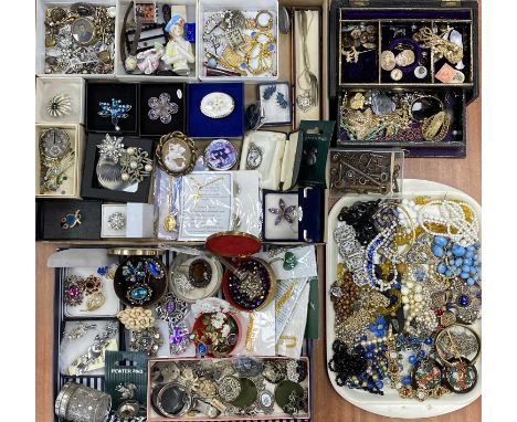 GOOD & VARIED ASSORTMENT OF COSTUME JEWELLERY, including brooches, necklaces, and other items, with a vintage leather jewelle