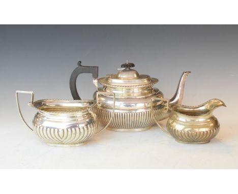 Victorian matched three piece silver tea set, the teapot and sugar basin Chester 1895, the cream jug Birmingham 1895, 31oz ap