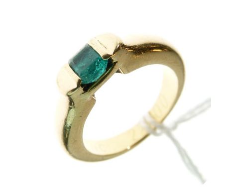 Signet ring set emerald coloured stone, the shank stamped 18k, size K½   Condition: 