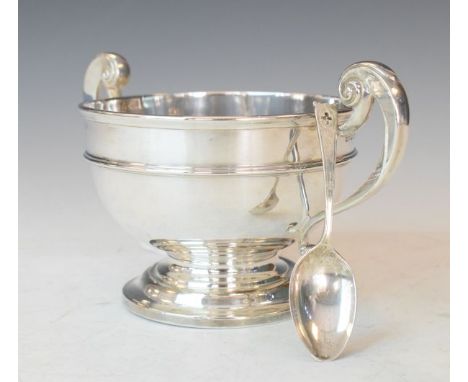 Edward VII silver two handled sugar basin standing on a circular foot, Sheffield 1902, together with a silver sugar spoon, co