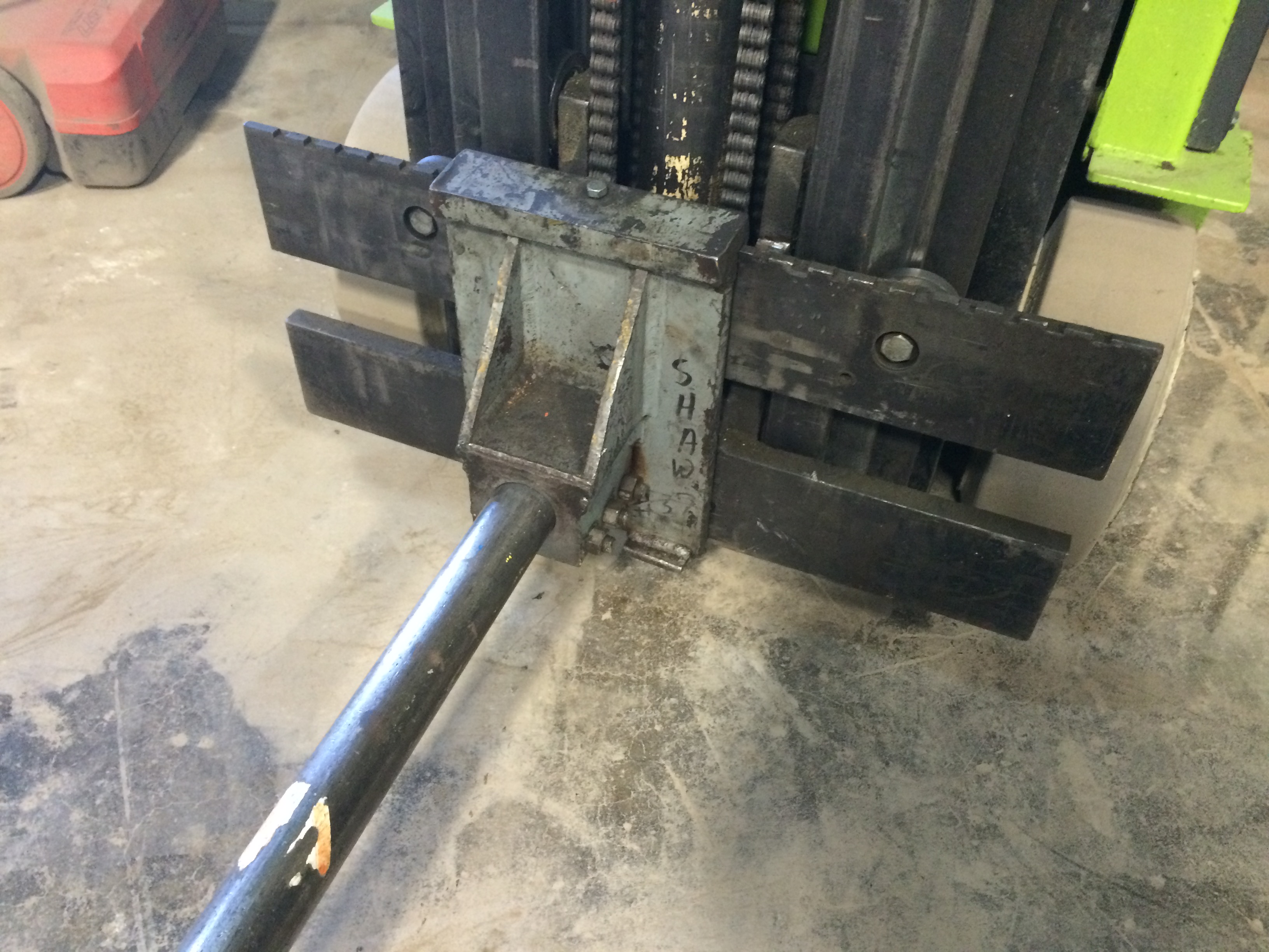 CARPET POLE ATTACHMENT FOR FORKLIFT