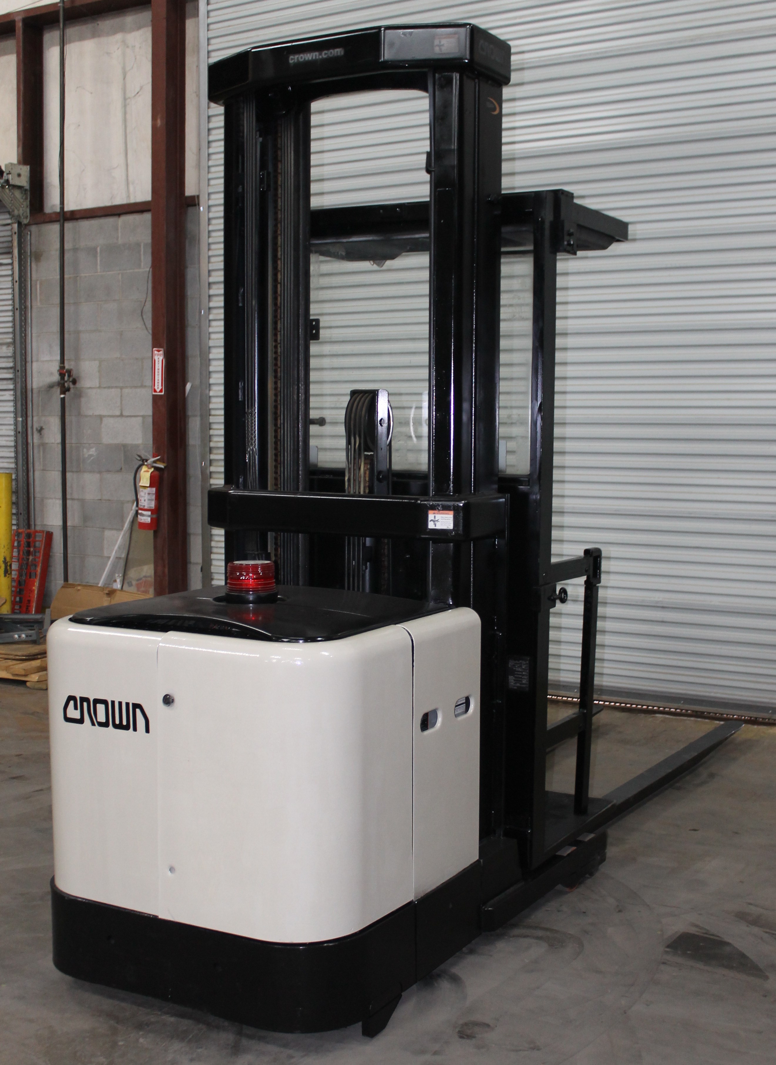 2004 CROWN SP 3200 SERIES ELECTRIC ORDER PICKER, MODEL: SP3210-00