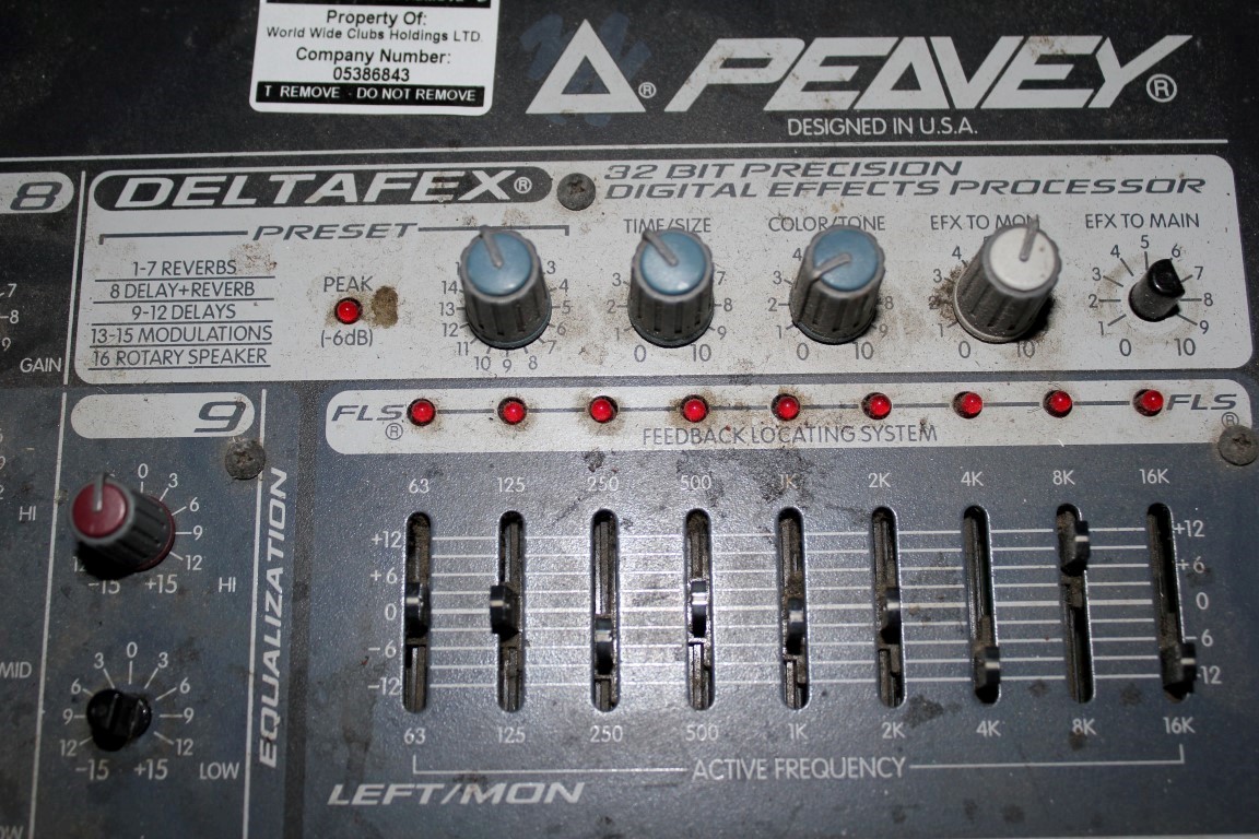 1 x Peavey XR800F 9 Channel Powered Console Powered Mixer Amp