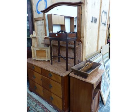 A FRENCH MARBLE TOPPED MIRROR BACKED WASH STAND AND A MATCHING BEDSIDE CABINET.