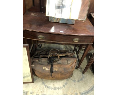 AN EARLY 20th  C. MAHOGANY BOW FRONT DRESSING TABLE WITH RECTANGULAR MIRROR BACK SINGLE DRAWER ABOVE SQUARE SECTIONED LEGS TA