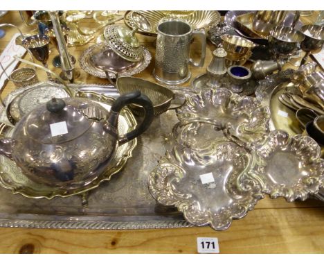 A QUANTITY OF ELECTROPLATE, TO INCLUDE: A TRAY, AN OVAL PLATTER, A PAIR OF THREE LIGHT CANDELABRA, GOBLETS, MUGS, ETC.