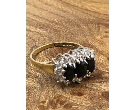 A 9ct GOLD AND CZ MULTI CLUSTER RING IN A CLAW SETTING. FINGER SIZE N, WEIGHT 2.82grms. 