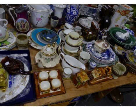 AYNSLEY AND OTHER TEA WARES, DOULTON SERIES WARE, CHINESE PLATES, COTTAGE AND OTHER CRUETS, A WORCESTER BLUE SCALE TYPE COVER