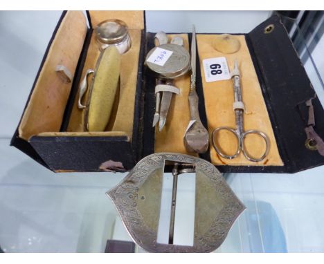 A CASED TRAVELLING SILVER HALLMARKED MANICURE SET, TOGETHER WITH A SILVER HALLMARKED BELT BUCKLE, A PLATED COMPACT AND A SILV