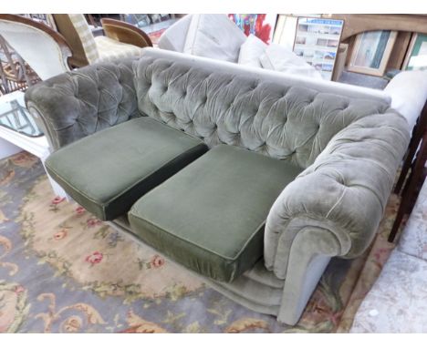 AN ANTIQUE BUTTON BACK CHESTERFIELD SETTEE.