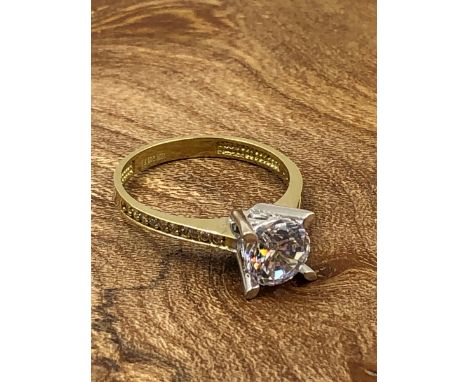 A 9ct HALLMARKED GOLD AND CZ DRESS RING. FINGER SIZE P. WEIGHT 2.57grms. 
