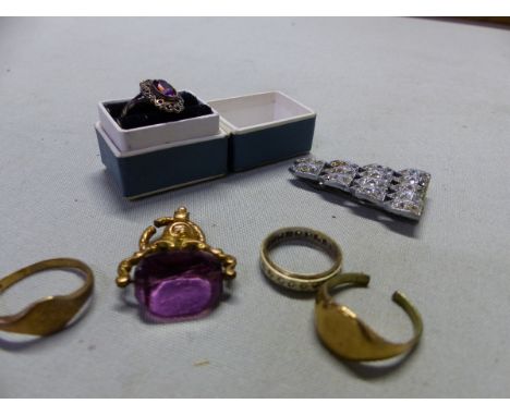AN ANTIQUE GOLD PLATED SPINNING FOB, A SILVER AND AMETHYST FILIGREE RING, A 9ct GOLD SIGNET RING AND ONE OTHER, AND A FULL ET