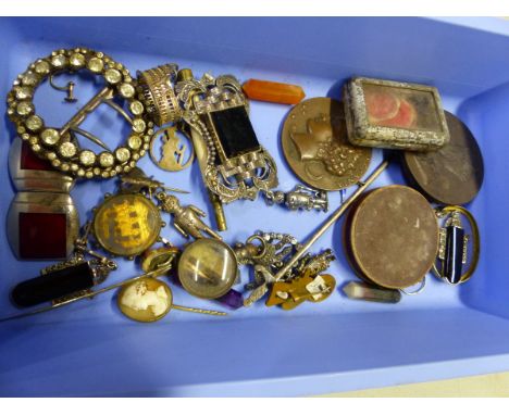 AN INTERESTING COLLECTION OF ANTIQUE AND VINTAGE JEWELLERY AND COLLECTABLES TO INCLUDE A PASTE BUCKLE, ART DECO BROOCH, SILVE