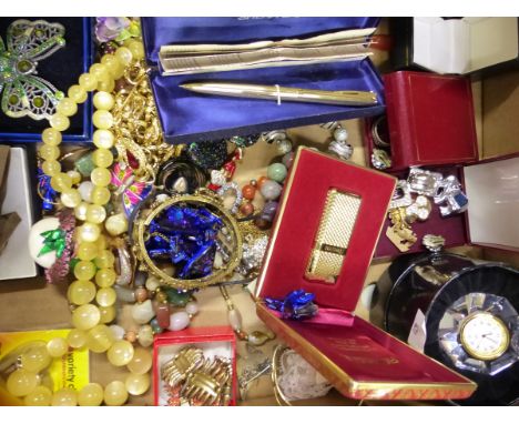 A GOOD COLLECTION OF COSTUME JEWELLERY AND COLLECTABLES TO INCLUDE A RONSON CASED LIGHTER, BROOCHES, NECKLETS ETC. 