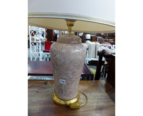 A LARGE DECORATIVE TABLE LAMP. 