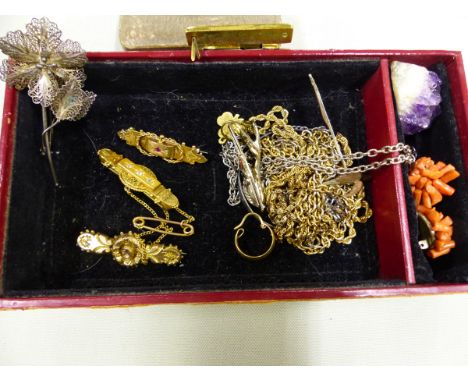 ANTIQUE AND VINTAGE JEWELLERY TO INCLUDE A GOLD AND DIAMOND SET BAR BROOCH, TWO OTHER GOLD BAR BROOCHES, CORAL EARRINGS, SILV