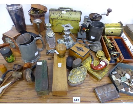 AN ANTIQUE BRASS FIELD MICROSCOPE, HUNTING FLASK, SPITJACK AND OTHER COLLECTABLES. 