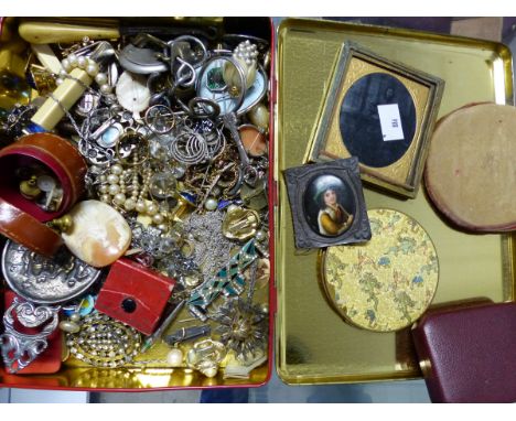 A COLLECTION OF ANTIQUE AND LATER JEWELLERY AND COLLECTABLES TO INCLUDE A PAIR OF LORGNETTE GLASSES, AN EARLY PHOTOGRAPH ON G