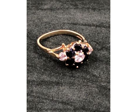 A 9ct HALLMARKED GOLD CZ CLUSTER RING IN A CLAW SETTING. FINGER SIZE O. WEIGHT 2.76grms. 