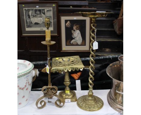 Brass ashtray on twisted stem, brass trivet and lamp base 