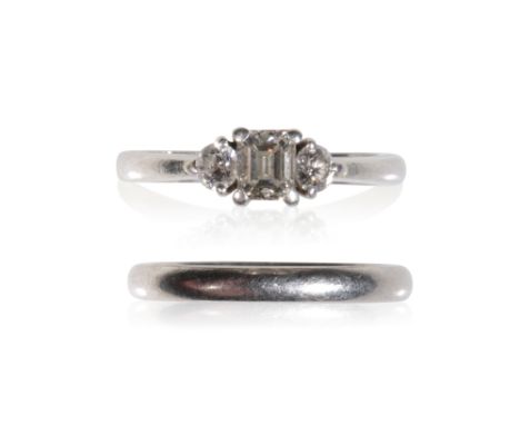 DIAMOND DRESS RING, the princess-cut diamond approx .30ct, flanked either side by a round-cut diamond, on a platinum shank, r