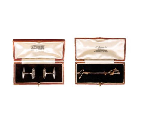 GENTLEMAN'S 9CT YELLOW GOLD AND ENAMEL BAR BROOCH, designed as a sword, with safety chain, in a fitted " J W Benson" presenta