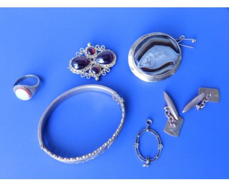 A 9ct bangle, a pair of cufflinks, two brooches, a carnelian ring and a pendant. (7).