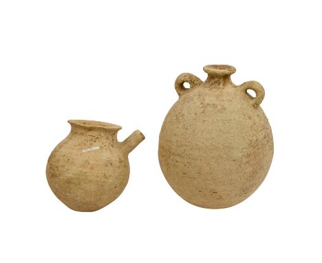   Antike Keramik  -   Konvolut aus 2 römischen Vorrats-/Küchengefäßen aus hellem Ton: zweihenklige Amphore, Höhe ca. 28cm; Kr