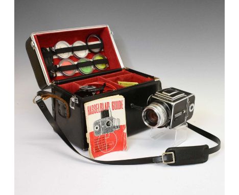 Hasselblad 500C SLR camera, with a Carl Zeiss Planar 1:2,8 lens (Nr4487942), together with guide booklet, coloured lens filte