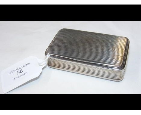 A Georgian ribbed silver snuff box - approx. weight 3 troy ouncesCONDITION REPORTDimensions are as follows:7.5 x 4.5 x 1.8cmR