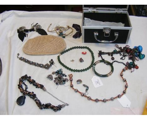 A jade bangle and necklace together with other costume jewellery 