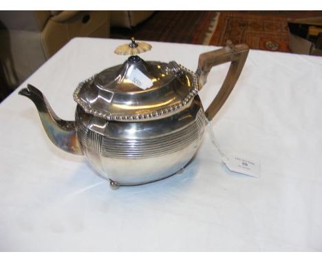 A silver teapot with reeded decoration - London 1897, approx. total weight 17 troy ounces