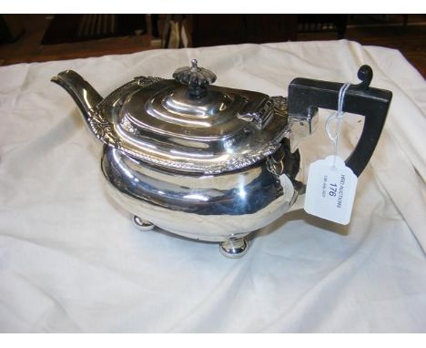 A silver teapot - approx. gross weight 15 troy ounces